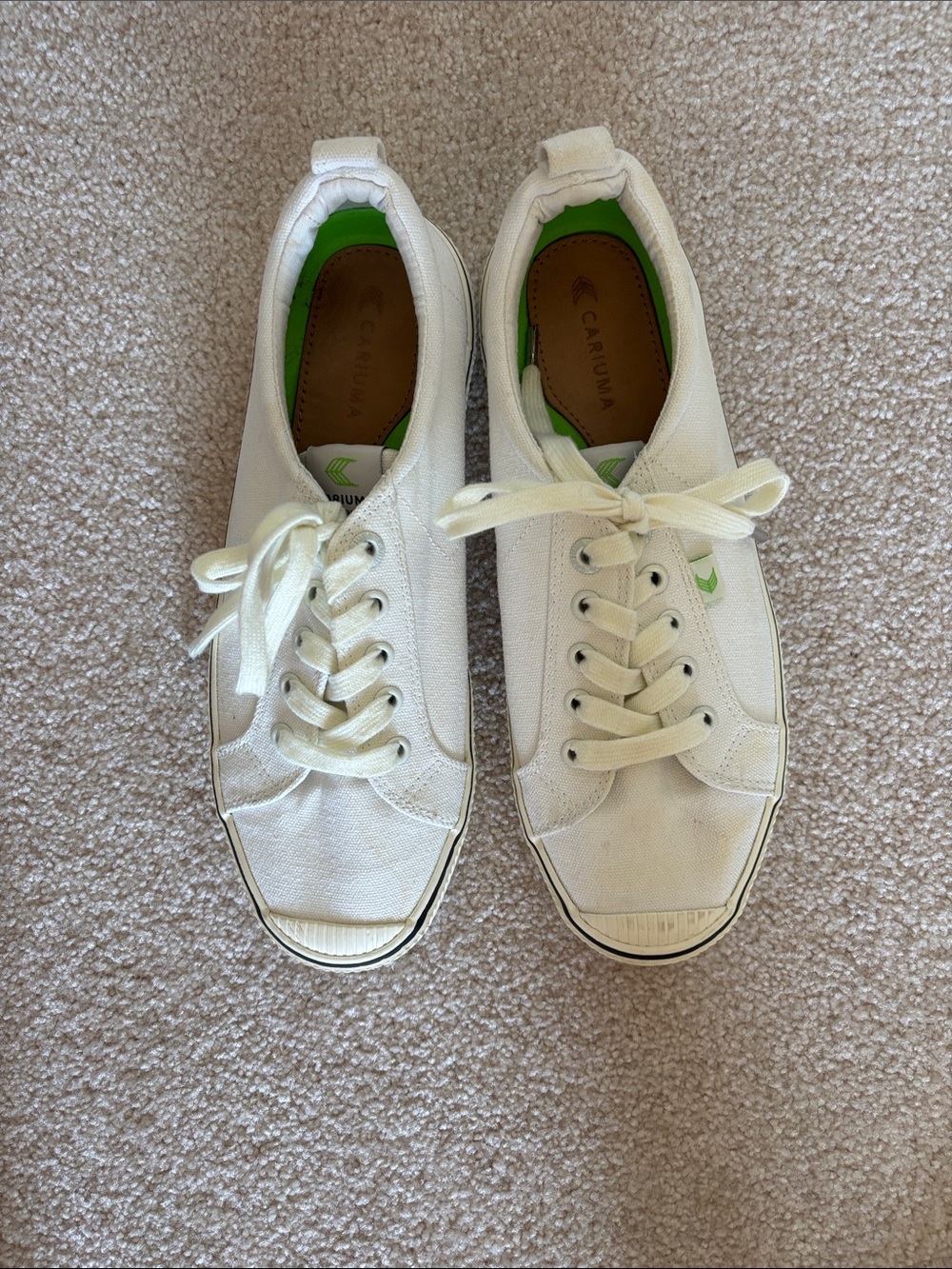 Cariuma Women’s Cream Canvas Low-Top Sneakers with Green Insole Accents